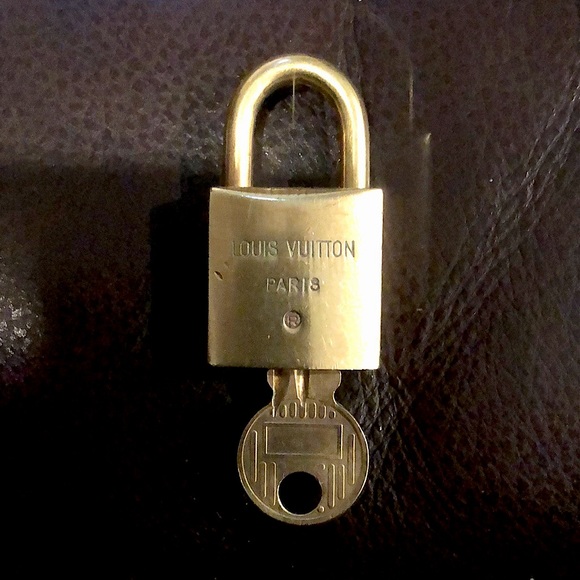 Vintage LV Louis Vuitton Padlock Lock & Key 217 - Picture 10 of 15